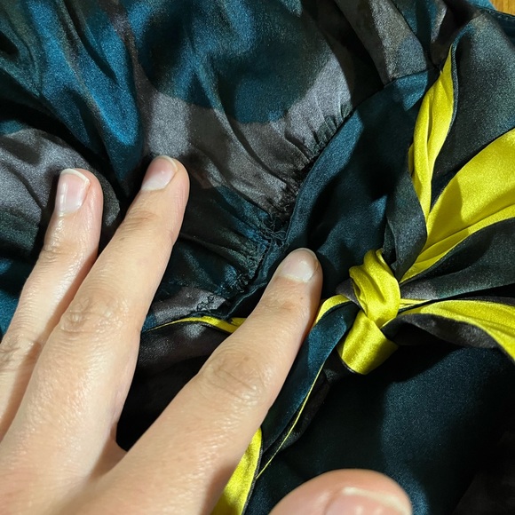 Elie Tahari vintage silk top 💛💚 - Picture 9 of 9